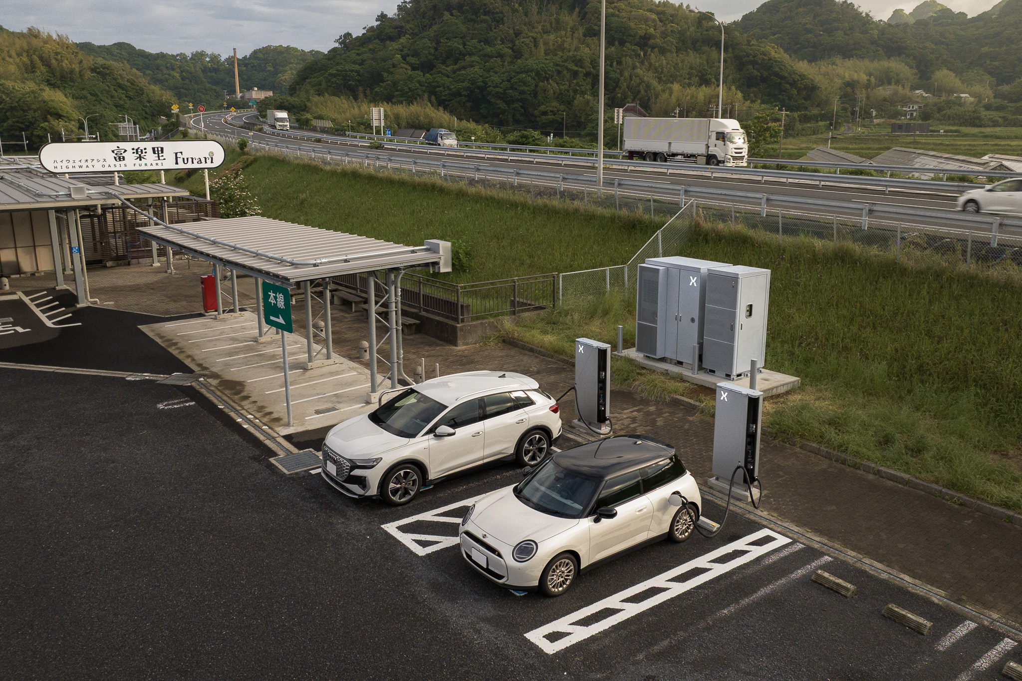 ハイウェイオアシス富楽里に初の高速道路上EVチャージステーションを